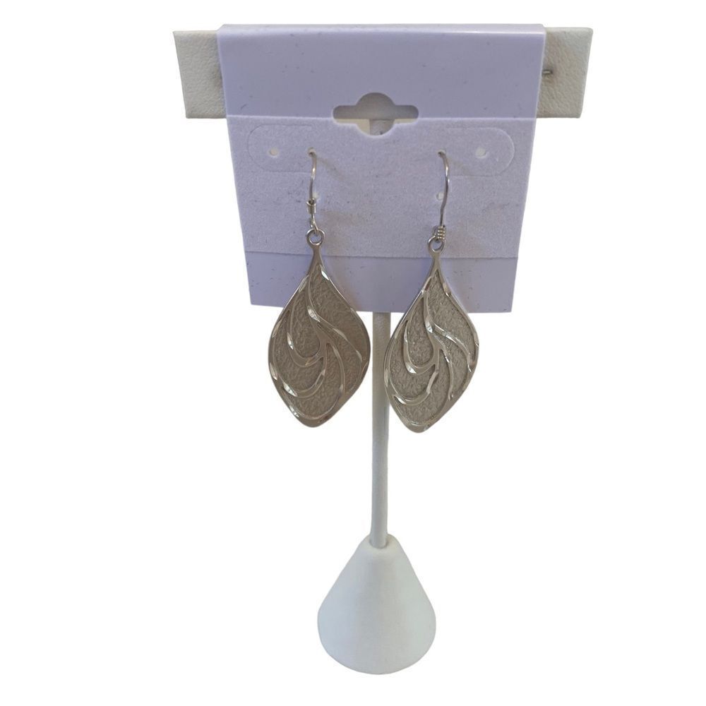.Beautiful 925 Sterling Silver Vintage Etched Drop Leaf Earrings.